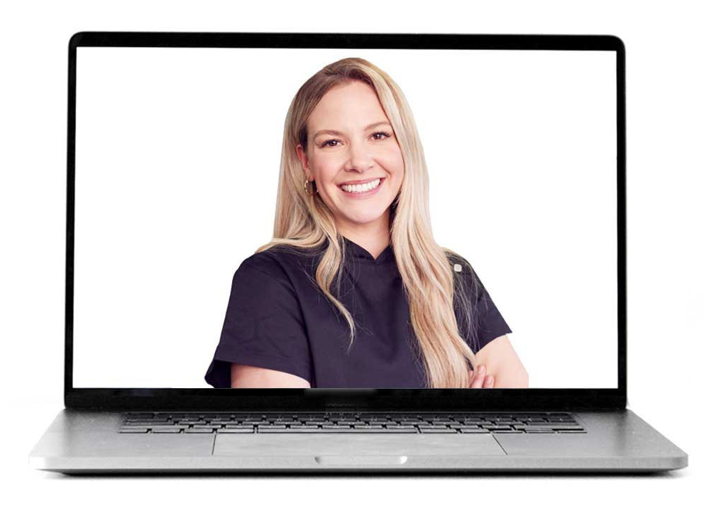 Laptop met een lachende vrouw met haar armen over elkaar
