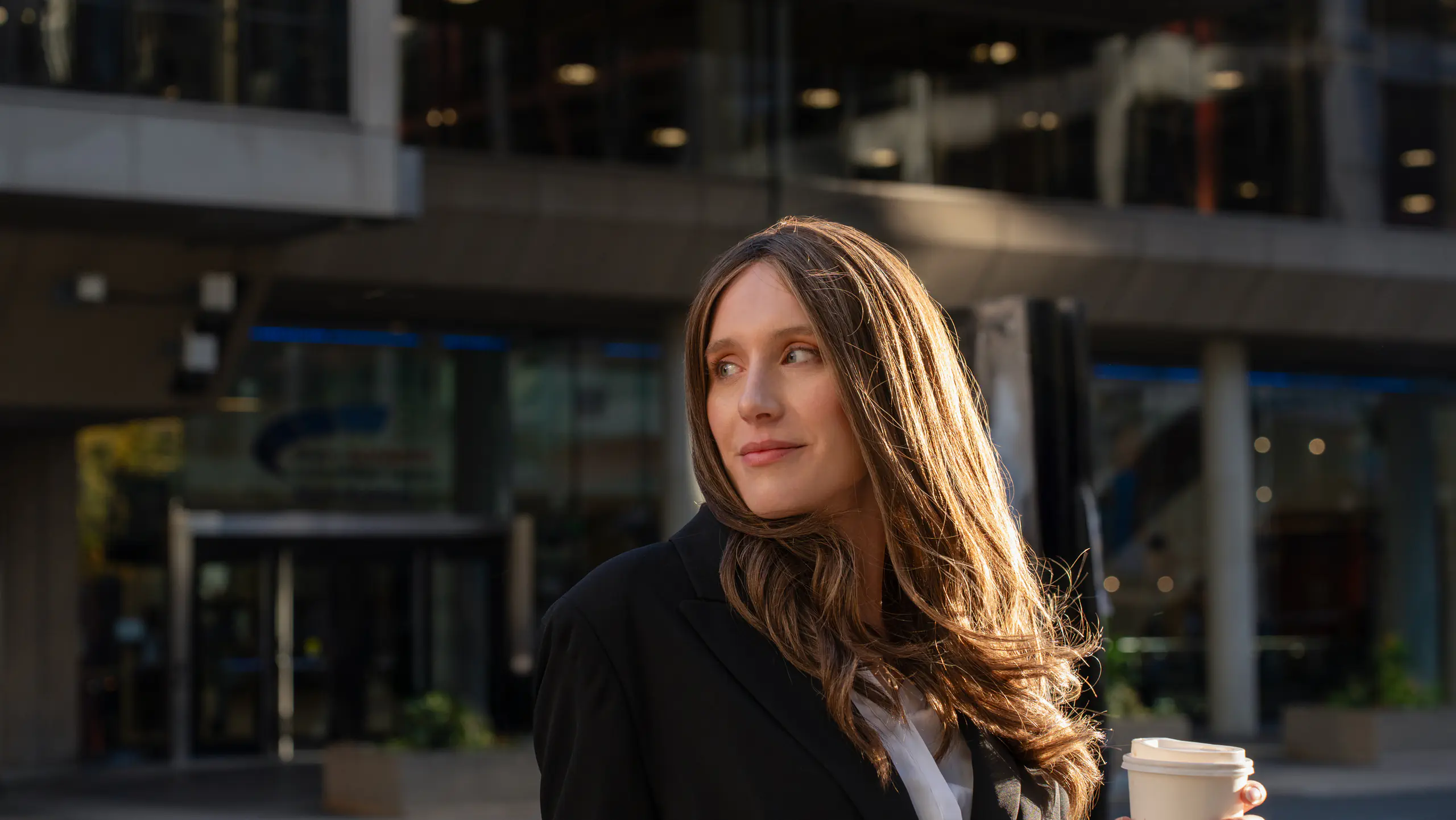 Vrouw met een pruik uit de Jane Collectie in natuurlijk licht